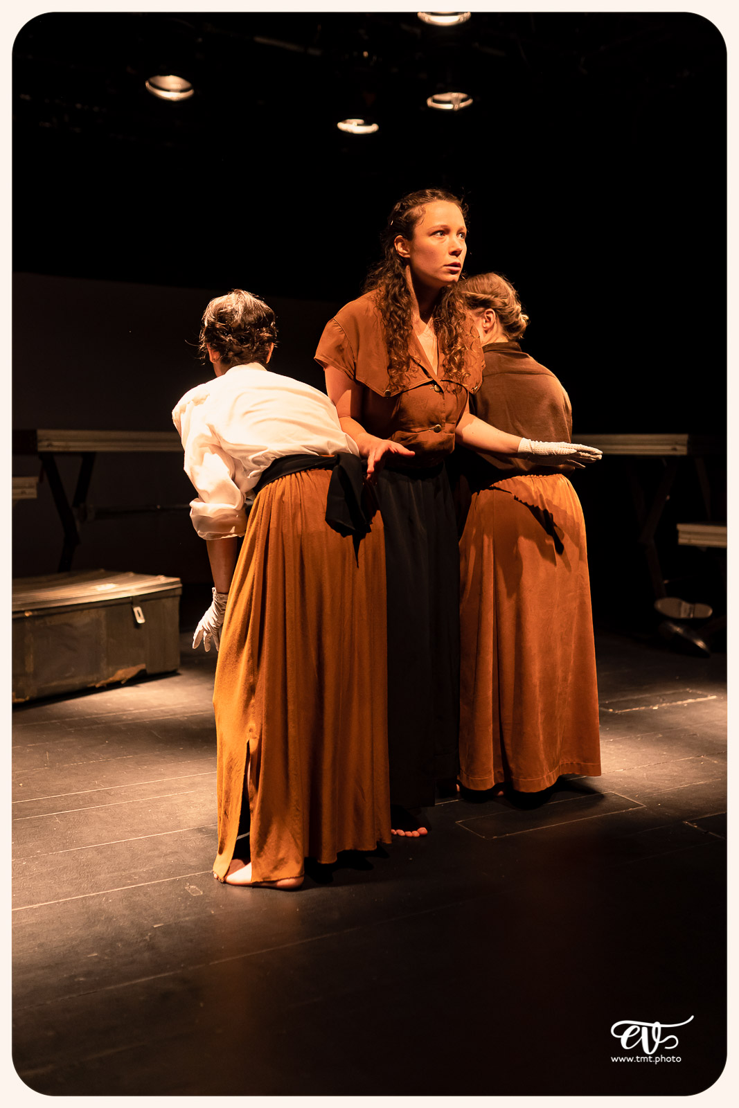 LA MESNIE H. - UN JOUR D'ÉTÉ